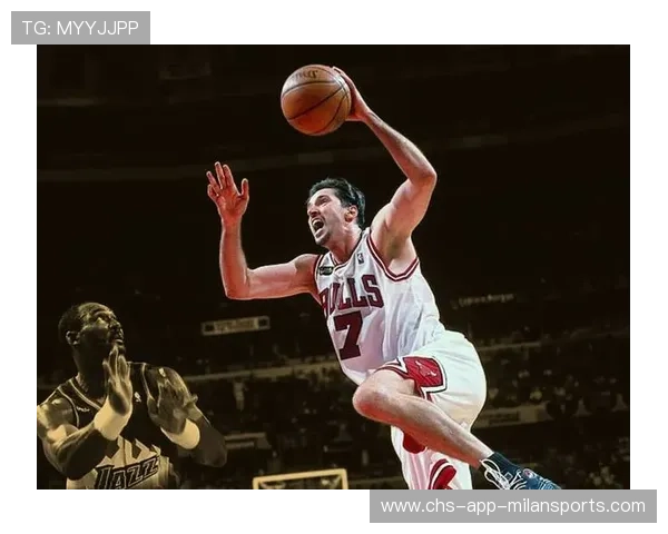 NBA球员抢板飞出场：场上瞬间彰显拼搏精神与篮球魅力